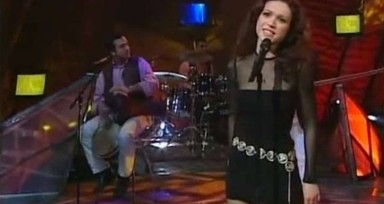 1997 Eurovision starı Şebnem Paker müzik öğretmeni olarak Milas'a atandı