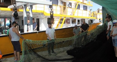Sinop'ta balıkçılar ağlarını Karadeniz'e bırakmak için gün sayıyor