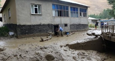Hakkari'de yağışın olmadığı köyü, yayladan gelen su bastı