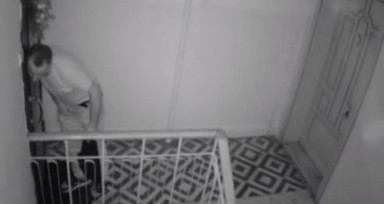 Kurye kılığında apartmana girdi yaptıkları şoke etti! Kapıları dinledi ardından pantolonunu indirdi...