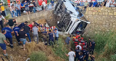 Bodrum'da can pazarı! Midibüs dere yatağına düştü! Çok sayıda yaralı