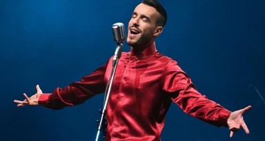 Cem Adrian'ı çileden çıkaran olay! İzmir'deki konserinde fazla yakınlaşan çiftlere tepki gösterdi