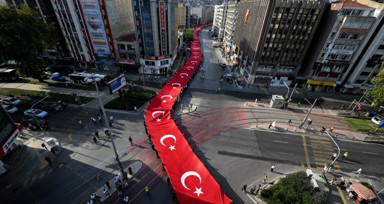 İzmir'in düşman işgalinden kurtuluşunun 101. yıldönümü coşkuyla kutlanıyor! Dev bayraklar caddeleri süsledi