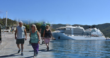 "Seabourn Encore" kruvaziyeri 555 yolcusuyla Muğla'ya demir attı! Bölge esnafı şenlendi