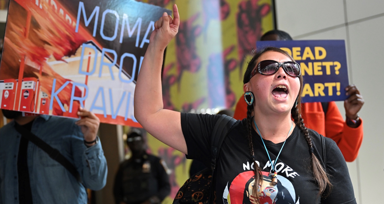 İklim aktivistleri New York'ta sanat müzesi önünde gösteri düzenledi