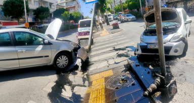 Kırmızı ışıkta geçti, trafik ışığına bodozlama girdi!