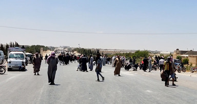 Arap aşiretlerle çatışan Terör örgütü PKK Deyrizor'da sivilleri alıkoydu