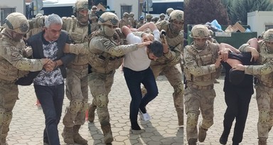 Terkinler çetesi hesap verecek! Adliyeye getirilen üyeler tepkili! Önce ayakkabısını fırlattı, sonra 'Reklam yaptınız bizi' dedi