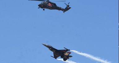 TEKNOFEST İzmir'de F-16 savaş uçağı ve helikopterle kol uçuşu gösterisi mest etti