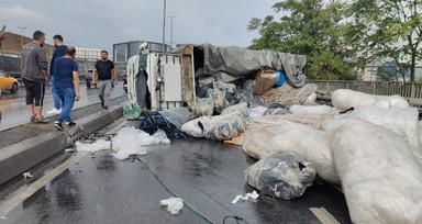 Küçükçekmece'de devrilen kamyon trafik yoğunluğuna neden oldu