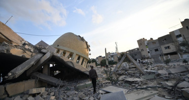 İsrail, Gazze'deki El-Emin Muhammed Camisi'ni vurdu