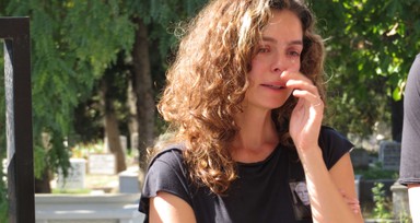 Oyuncu Özge Özpirinçci'nin acı günü! Babası Kadri Emrah Özpirinçci'yi son yolculuğuna uğurladı