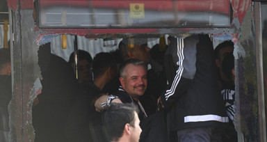 Beşiktaş taraftarları RAMS Park'a ulaştı: Otobüslerinin camları kırıldı