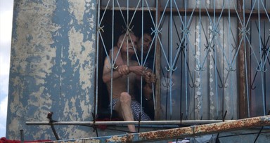 Adana'da korkunç cinayet! Psikolojik sorunları olan emekli öğretmen eşini evde baltayla öldürdü