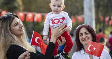 Türkiye iliklerine kadar Cumhuriyet'i kutluyor! Nereye baksan kırmızı-beyaz! 🤍❤️Meydanlarda 7'den 70'e 100. yıl coşkusu