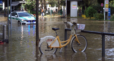 İtalya'da aşırı yağışlar Milano'da su baskınlarına neden oldu