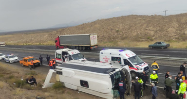 Kayseri-Niğde yolunda devrilen midibüsteki 14 kişi yaralandı