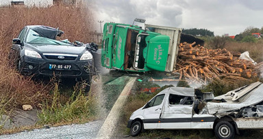 Kaygan yolda karşı şeride geçen tır minibüs ve otomobile çarparak devrildi! 1'i ağır 3 kişi yaralandı