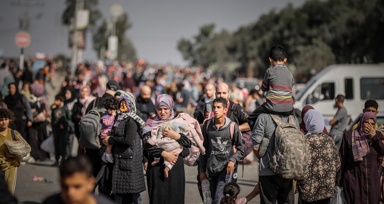 İsrail'in zorla göç ettirdiği Gazzelilerin çile yolundaki görüntüleri...