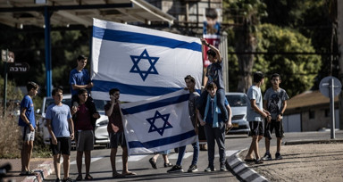 Yakınları Gazze'de esir olan İsrail halkı takas için Tel Aviv'den Batı Kudüs'e yürüdü
