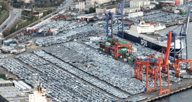 Haydarpaşa Limanı’nda ilginç manzara: Satılmayı bekleyen binlerce ithal araba yanaştı! Sıfır araçlar dron ile görüntülendi