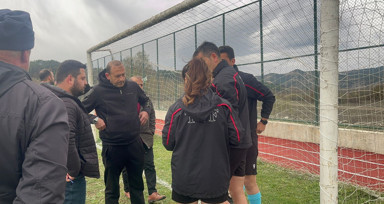 23 yıldır amatör maç oynanan sahada kale direklerinin metresi standardın altında olunca müsabaka iptal edildi