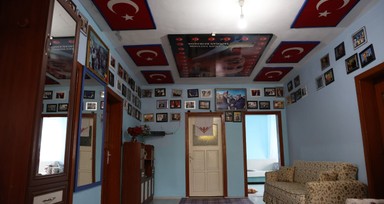 Cumhurbaşkanı Erdoğan'a olan sevgisinden dolayı evini fotoğraflarıyla kapladı!