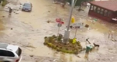 Şile'de dere taştı, yollar göle döndü! O anlar kamerada