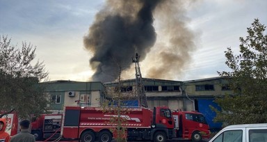 Gaziantep'te geri dönüşüm fabrikasında yangın çıktı! Müdahale sonucu yangın söndürüldü