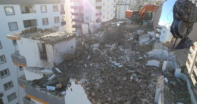 Adana'da ağır hasarlı binanın kolonundan menemen tepsisi çıktı