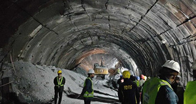 Hindistan'da 17 gün sonra gelen mucize! Mahsur kalan 41 işçi kurtarıldı