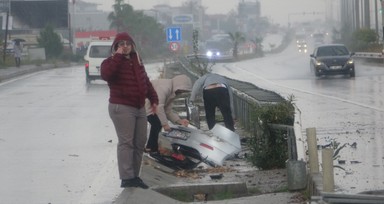 Bariyerlere çarpan araç paramparça oldu, şoförün burnu bile kanamadı!