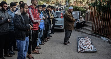İsrail Gazze'ye saldırmaya devam ediyor! Ölen kişilerin cenaze namazı kılındı