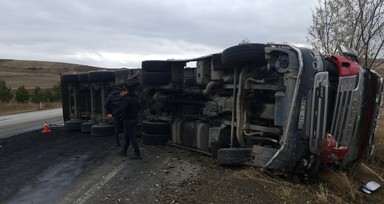 Kömür yüklü tır devrilince ulaşım tek şeritten sağlandı