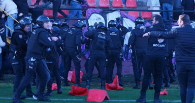 Bölgesel Amatör Lig mücadelesinde taraftarlar kırdıkları koltukları sahaya fırlattı