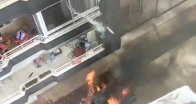 Mersin'de bir vatandaş yanan araca balkondan su dökerek müdahale etti