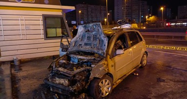 Bahçelievler'de park halindeki araç alev alev yandı! Sürücü son anda kurtuldu