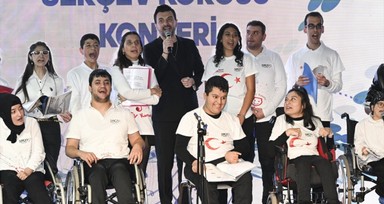 Şarkıcı Gökhan Tepe, serebral palsili çocuklarla konser verdi