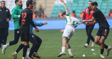 Bursaspor-Diyarbekirspor maçı sonrasında saha karıştı! Savaş alanında 5 kişi kırmızı kart gördü
