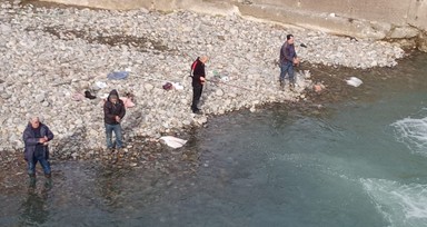 Artvin'de fırtına balık kafesini yırttı, dereye doluşan somunları gören koştu!