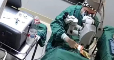 Ameliyat sırasında skandal! Hastasını yumrukladı!