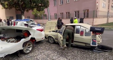 Sakarya'da bir hırsız, çaldığı otomobille polisten kaçarken kaza yaptı