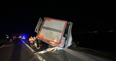 Düzce'de lastiği patlayan tır şarampole devrildi! Sürücü tedavi edildi