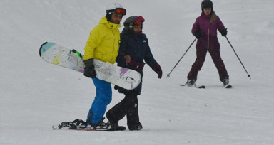 Kar kalınlığının 60 santimetreyi bulduğu Sarıkamış'ta turistler snowboard ve kızak yaptı