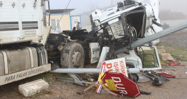 İzmir'de yolcu treninin çarptığı tırdaki 2 kişi hastaneye kaldırıldı