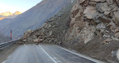 Gece saatlerinde Yüksekova'da heyelan! Yaralanan 3 kişi hastanelere kaldırıldı