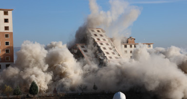 37 bloklu sitenin son binaları da dinamitle patlatılarak yıkıldı