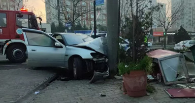 Tekirdağ'da kayan araç önce simit arabasına, sonra direğe çarptı