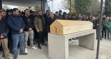 Adana'da yangında hayatını kaybeden anne-baba ve ikiz bebekleri defnedildi