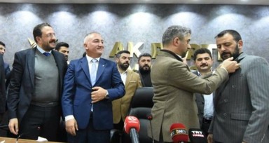 İYİ Parti Erzurum'da istifa depremi! AK Parti'ye geçtiler, rozetlerini İl Başkanı İbrahim Küçükoğlu taktı
